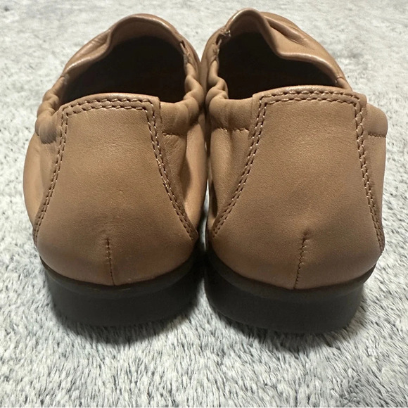 Clarks Womans LeatherSlip On Tan Flat Jenette Ruby Loafer size 8.5 Casual Office - Picture 7 of 7